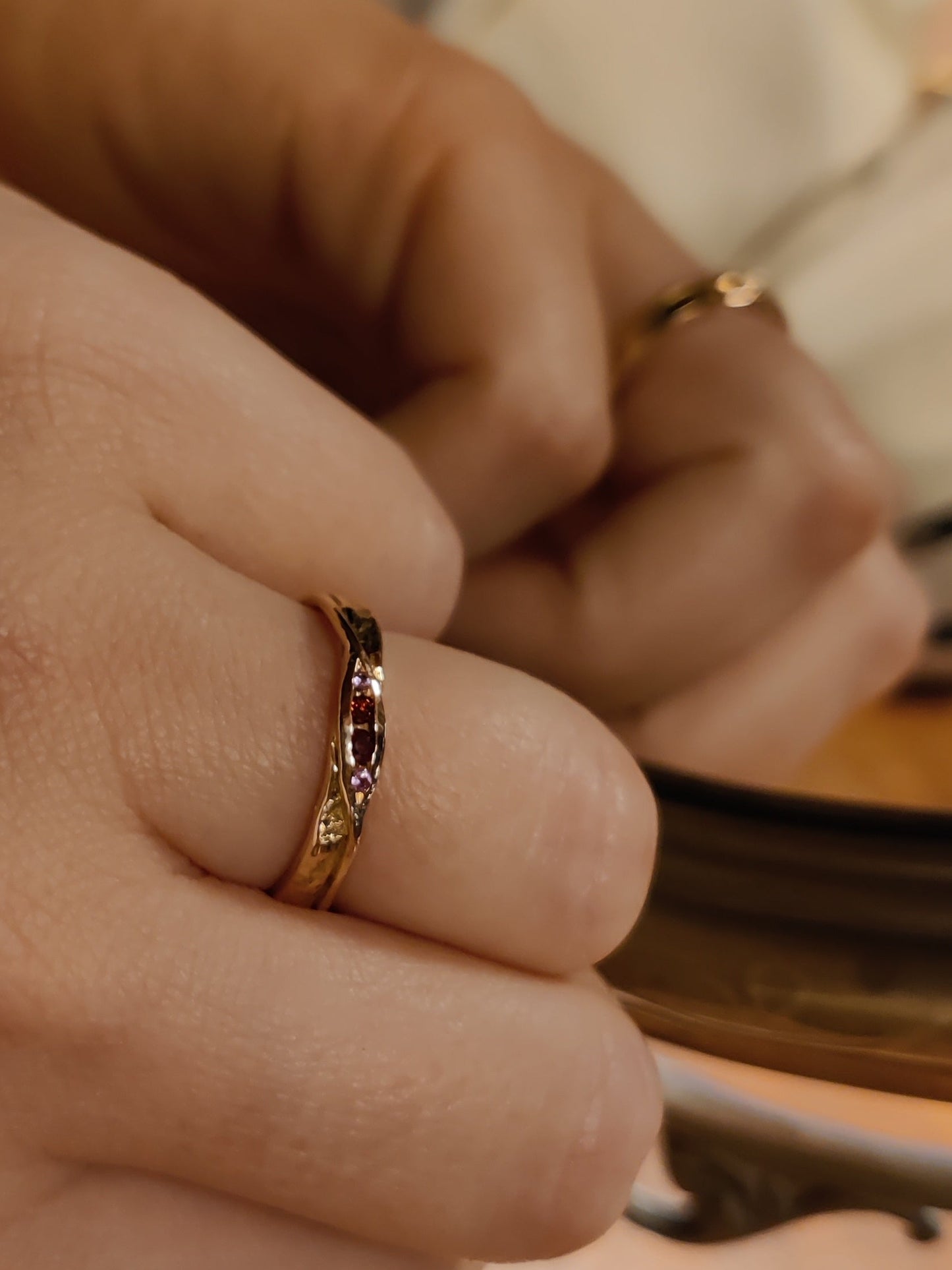 rosé gouden ring met rode edelstenen