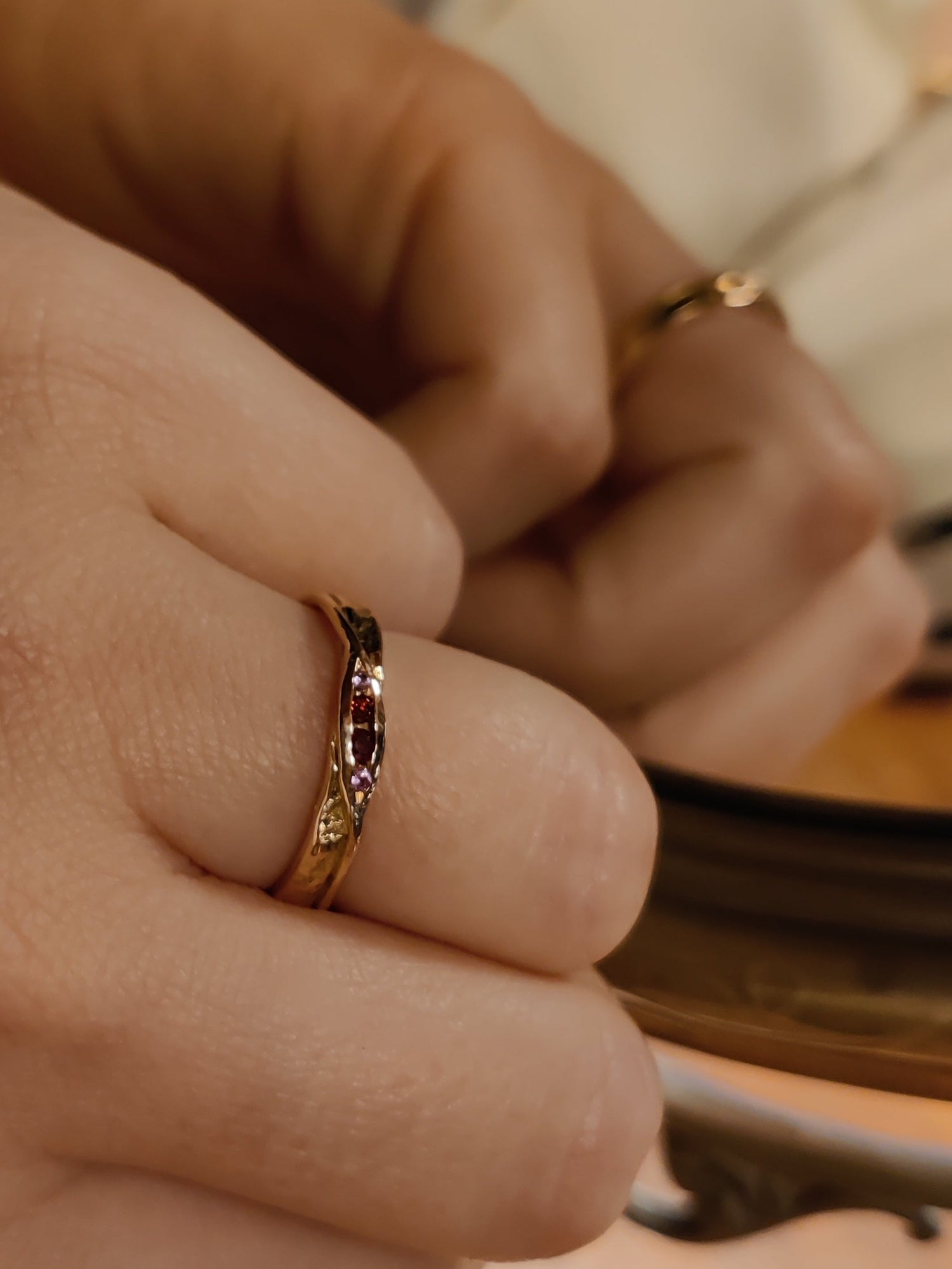 rosé gouden ring met rode edelstenen