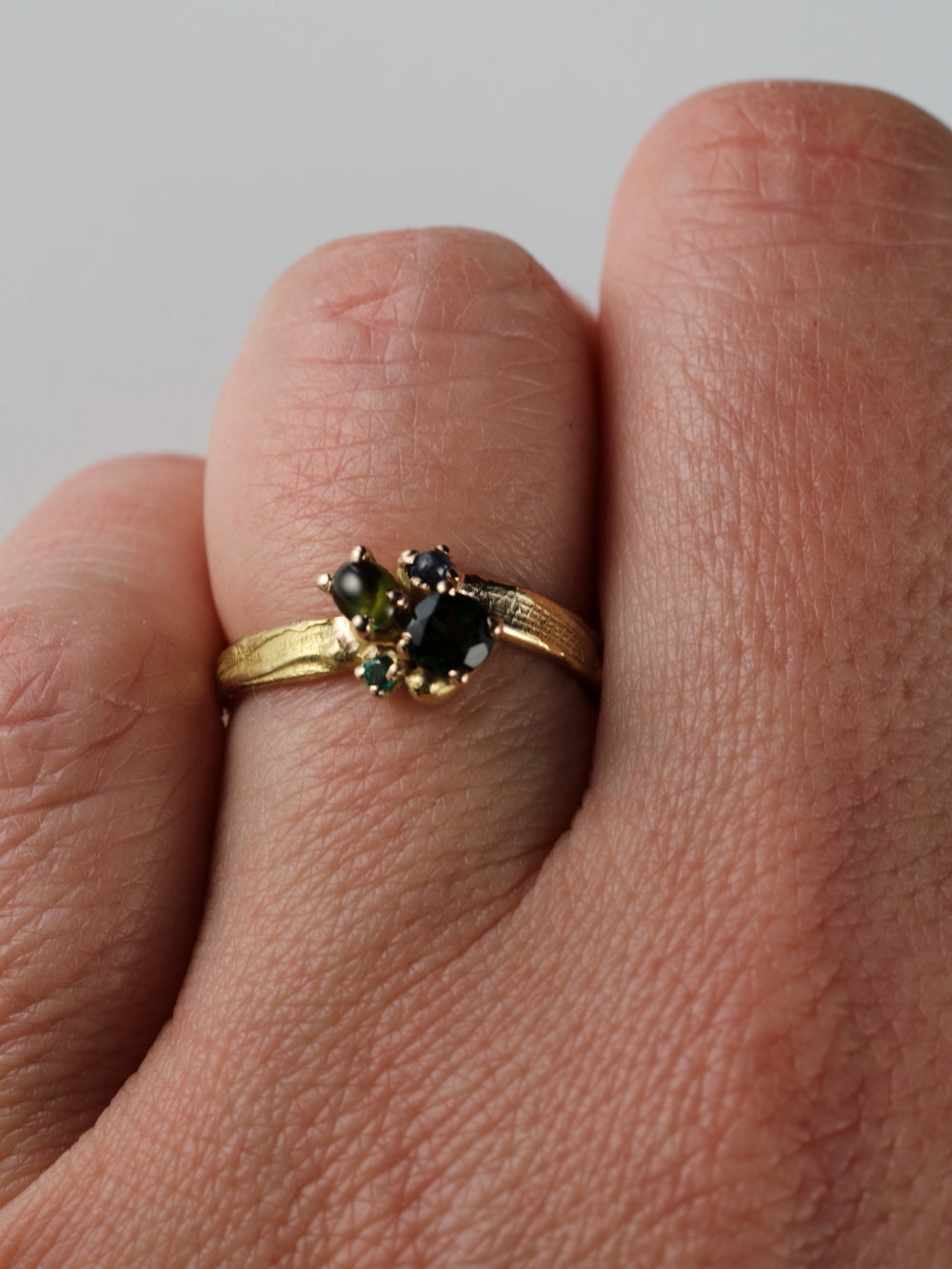 Ring in 18K rosé goud met toermalijn, saffier en smaragd: Rhona