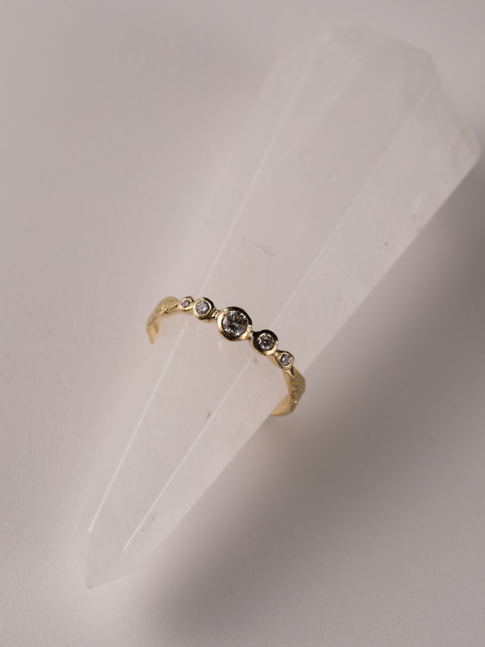 Ring in 18k geel goud met witte diamanten - Cornelia