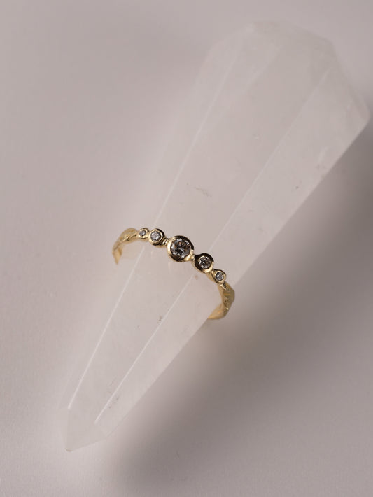 Ring in 18k geel goud met witte diamanten - Cornelia