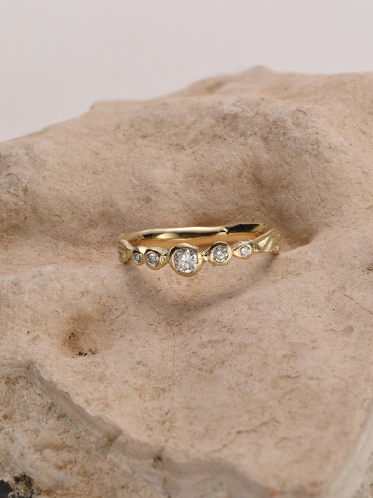 Ring in 18k geel goud met witte diamanten - Cornelia