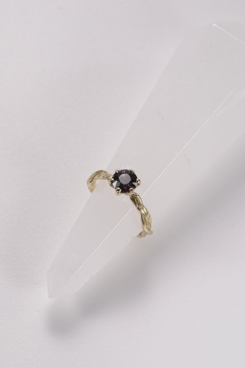 Ring in 18 karaat geel goud met paarse spinel: Valerie
