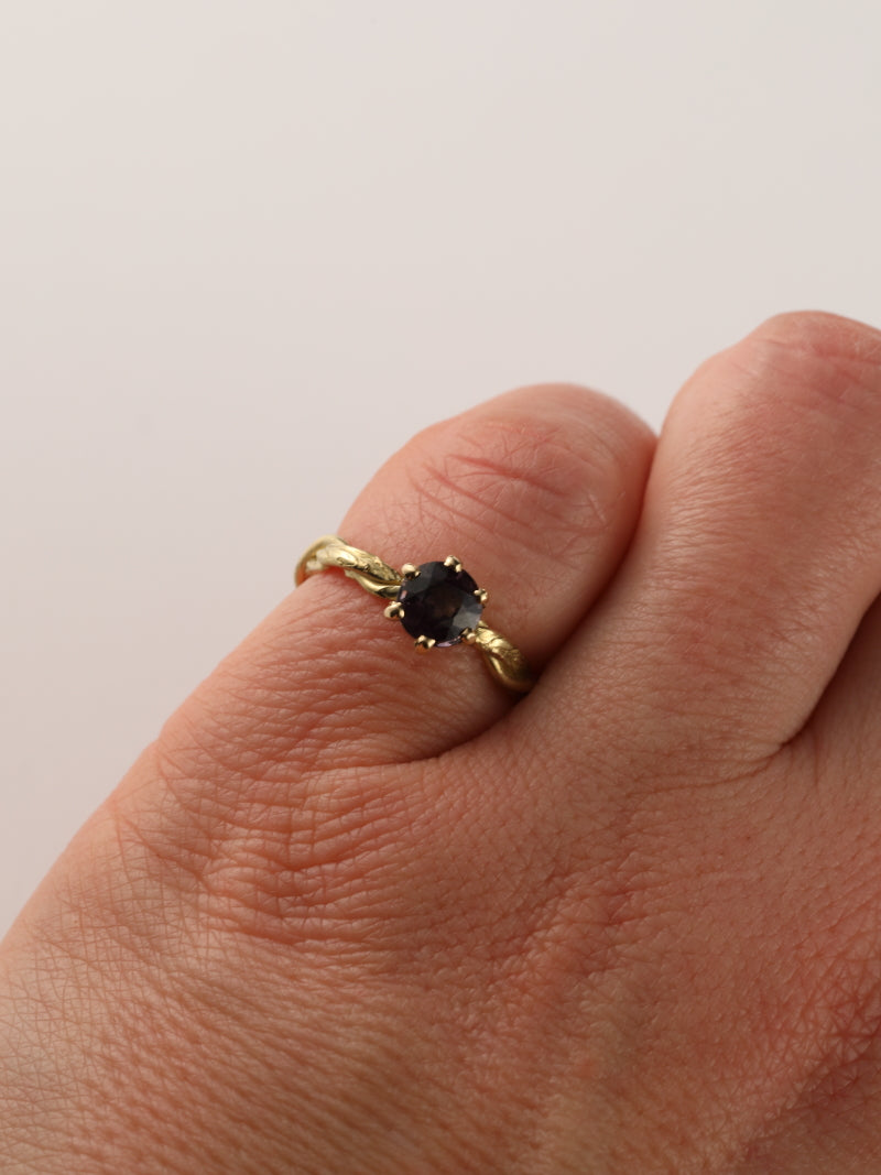 Ring in 18 karaat geel goud met paarse spinel: Valerie