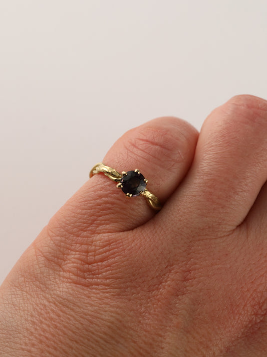 Ring in 18 karaat geel goud met paarse spinel: Valerie