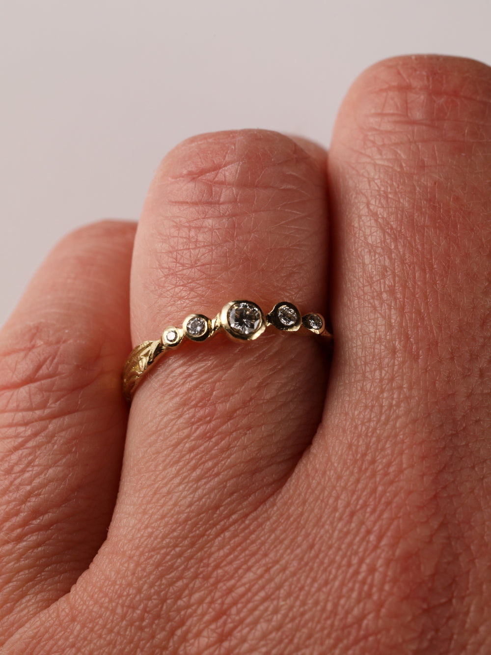 Ring in 18k geel goud met witte diamanten - Cornelia
