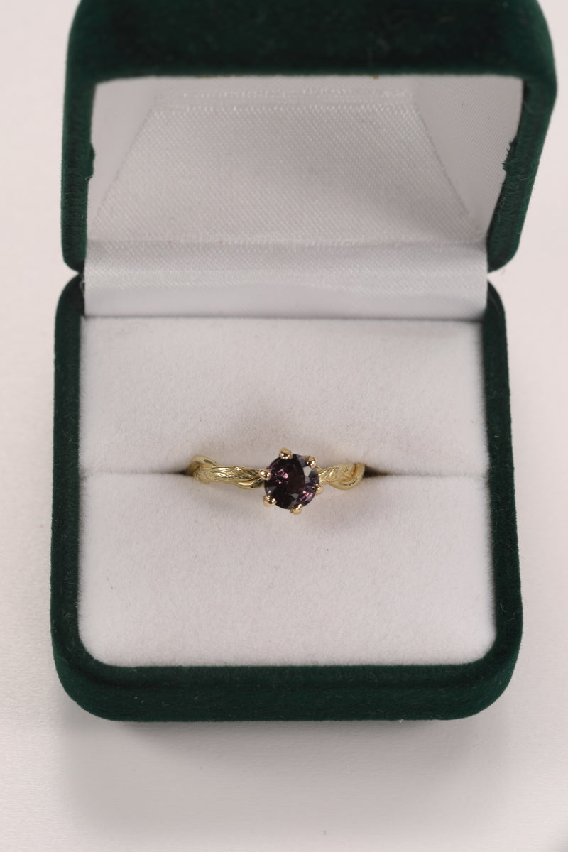 Ring in 18 karaat geel goud met paarse spinel: Valerie
