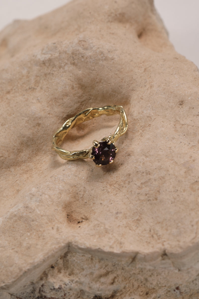 Ring in 18 karaat geel goud met paarse spinel: Valerie