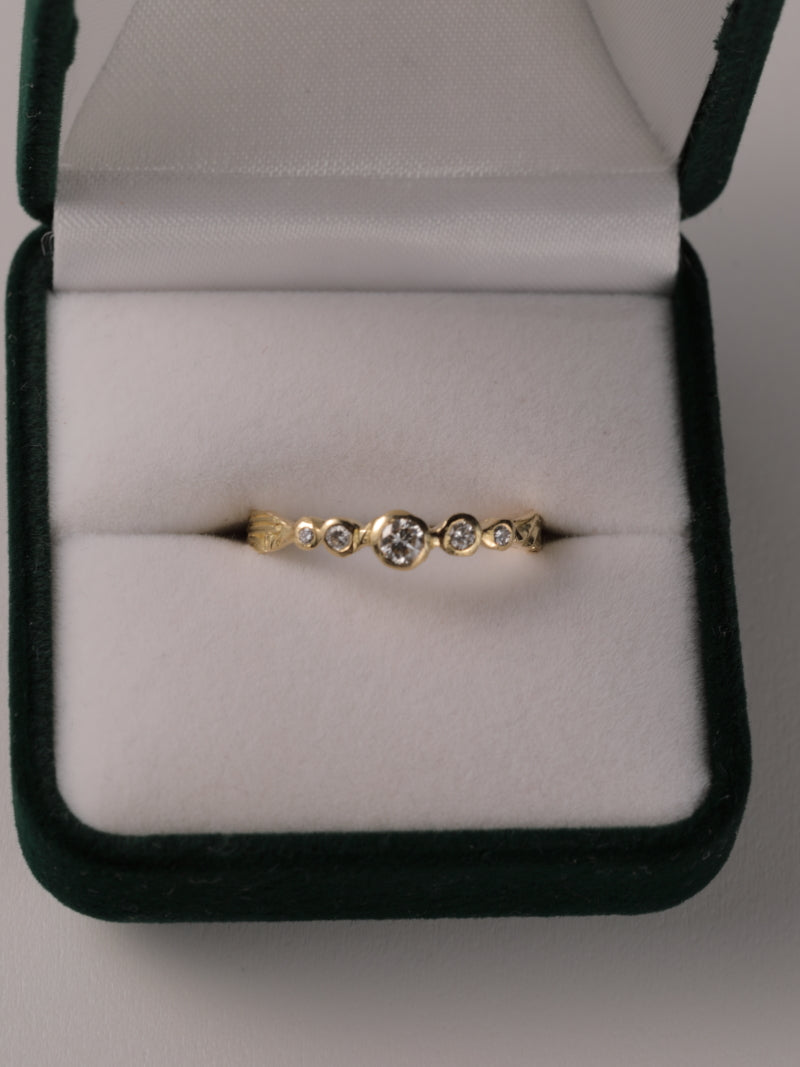 Ring in 18k geel goud met witte diamanten - Cornelia