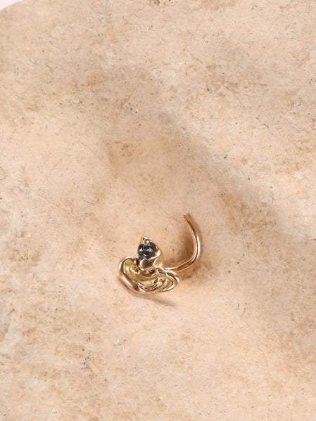 neus piercing rosé goud groene saffier