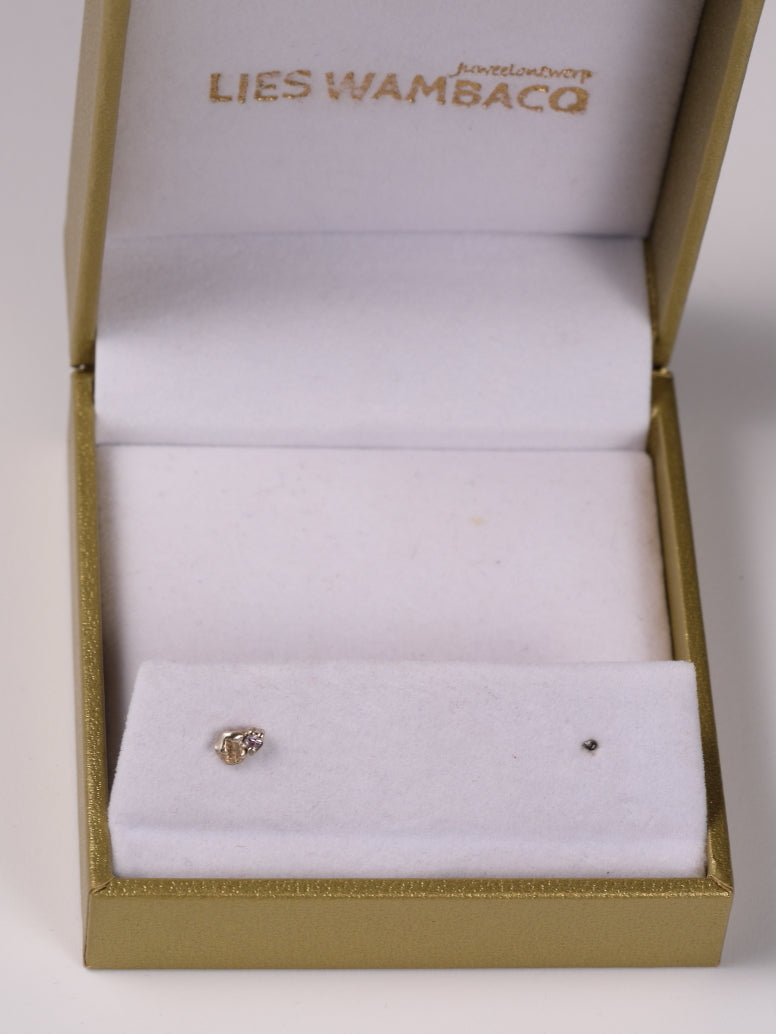 Neuspiercing in 18k wit goud met paarse saffier: Rox