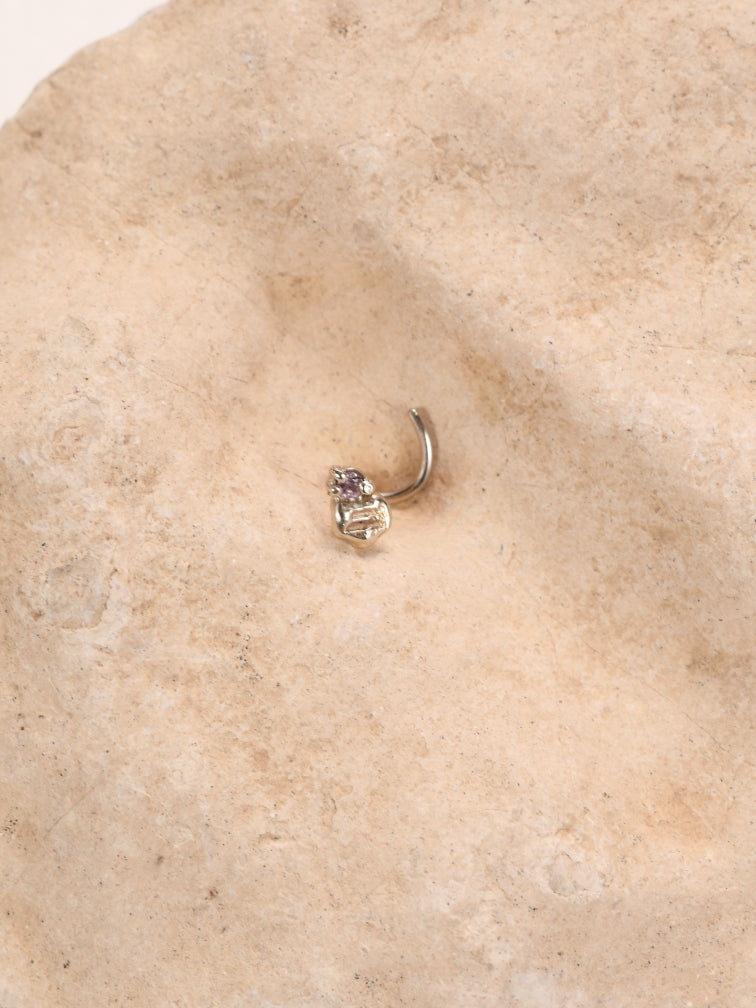 Neuspiercing in 18k wit goud met paarse saffier: Rox