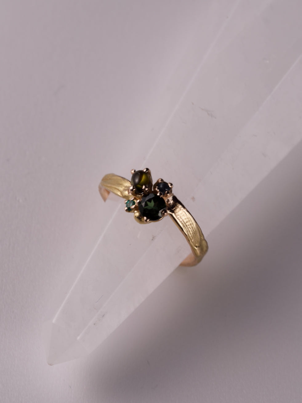 Ring in 18K rosé goud met toermalijn, saffier en smaragd: Rhona