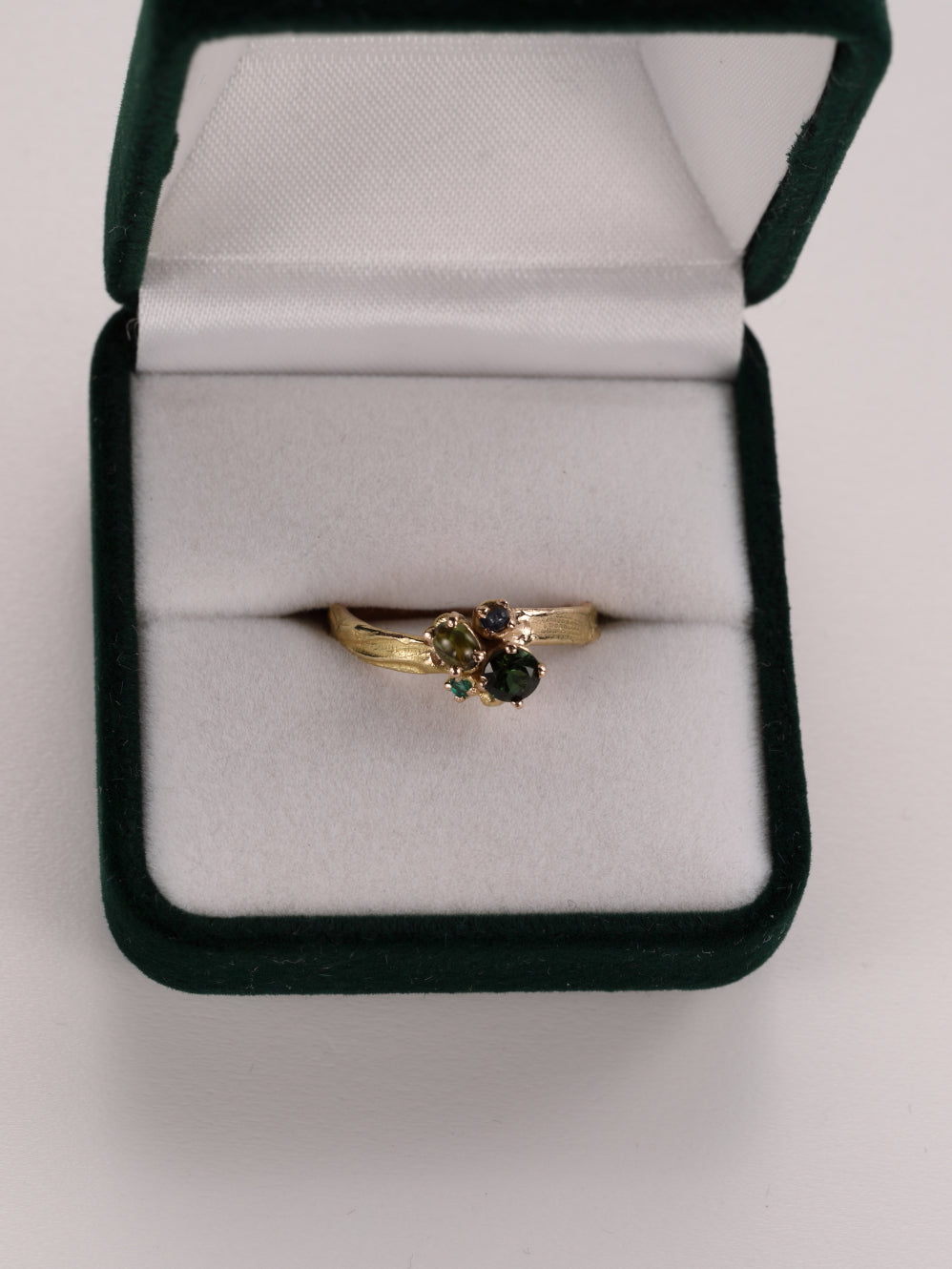 Ring in 18K rosé goud met toermalijn, saffier en smaragd: Rhona