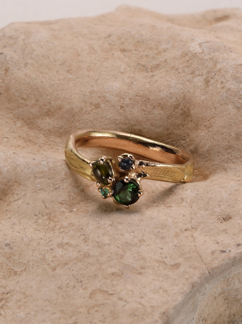 Ring in 18K rosé goud met toermalijn, saffier en smaragd: Rhona