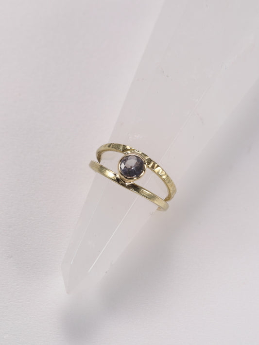 Ring in 18 karaat geel goud met paarse saffier: Liena