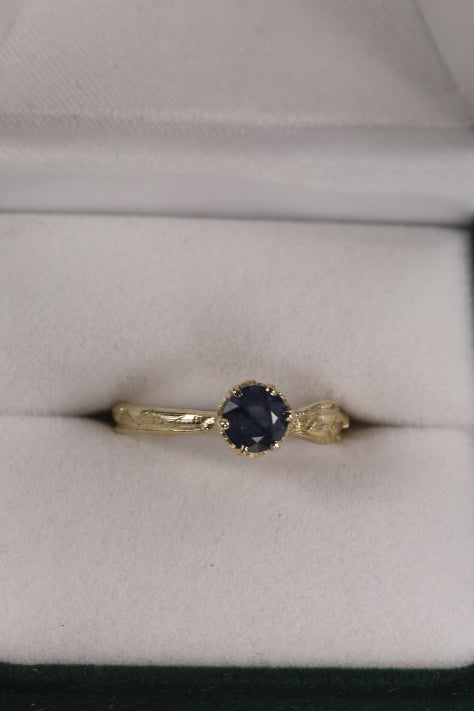 Ring in 18 karaat geel goud met blauwe saffier: Britt
