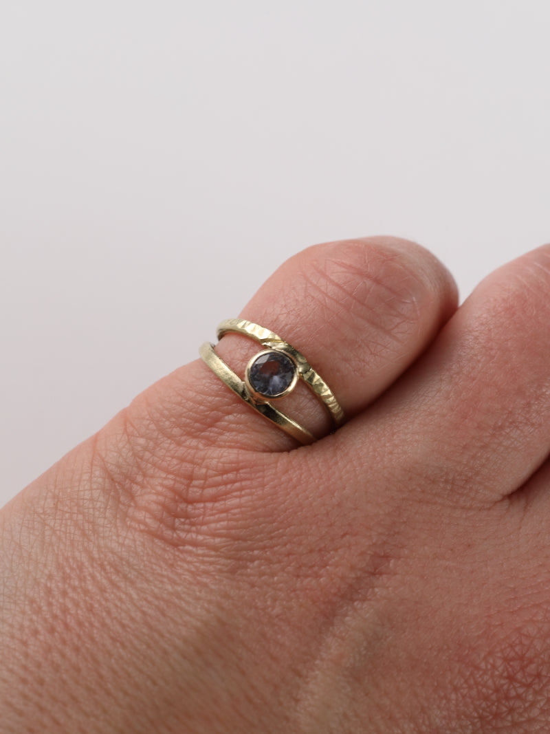 Ring in 18 karaat geel goud met paarse saffier: Liena