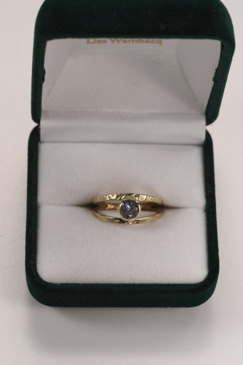 Ring in 18 karaat geel goud met paarse saffier: Liena