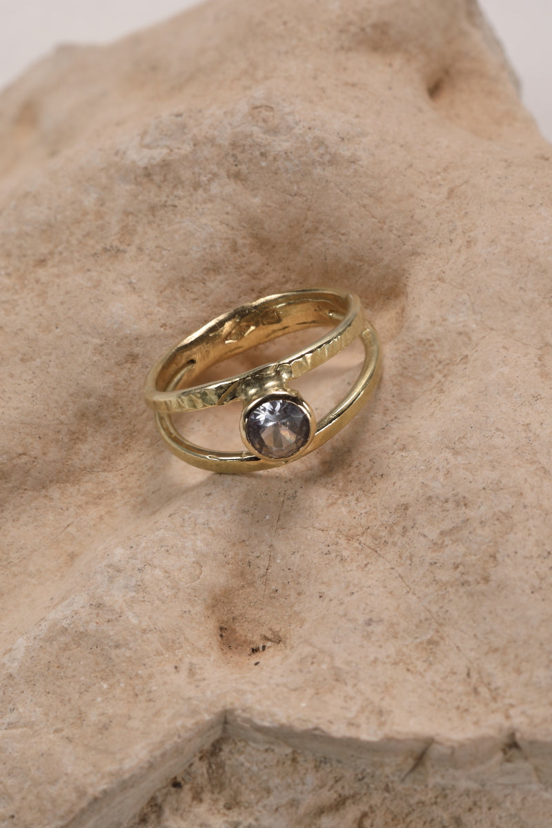 Ring in 18 karaat geel goud met paarse saffier: Liena