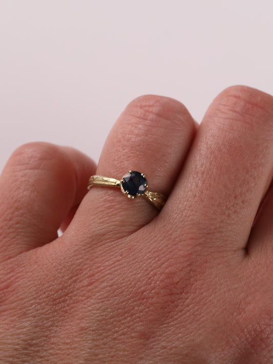Ring in 18 karaat geel goud met blauwe saffier: Britt