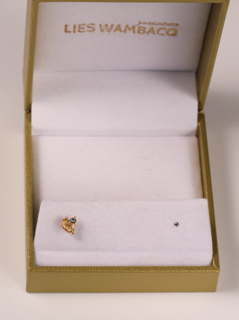 Neuspiercing in 18K rose goud met groene saffier: Nieke