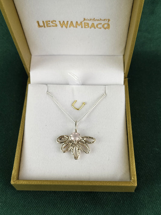 Zilveren ketting en bloem hanger: Lina