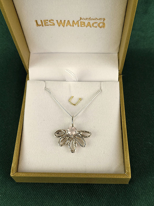 Zilveren ketting en bloem hanger: Lina