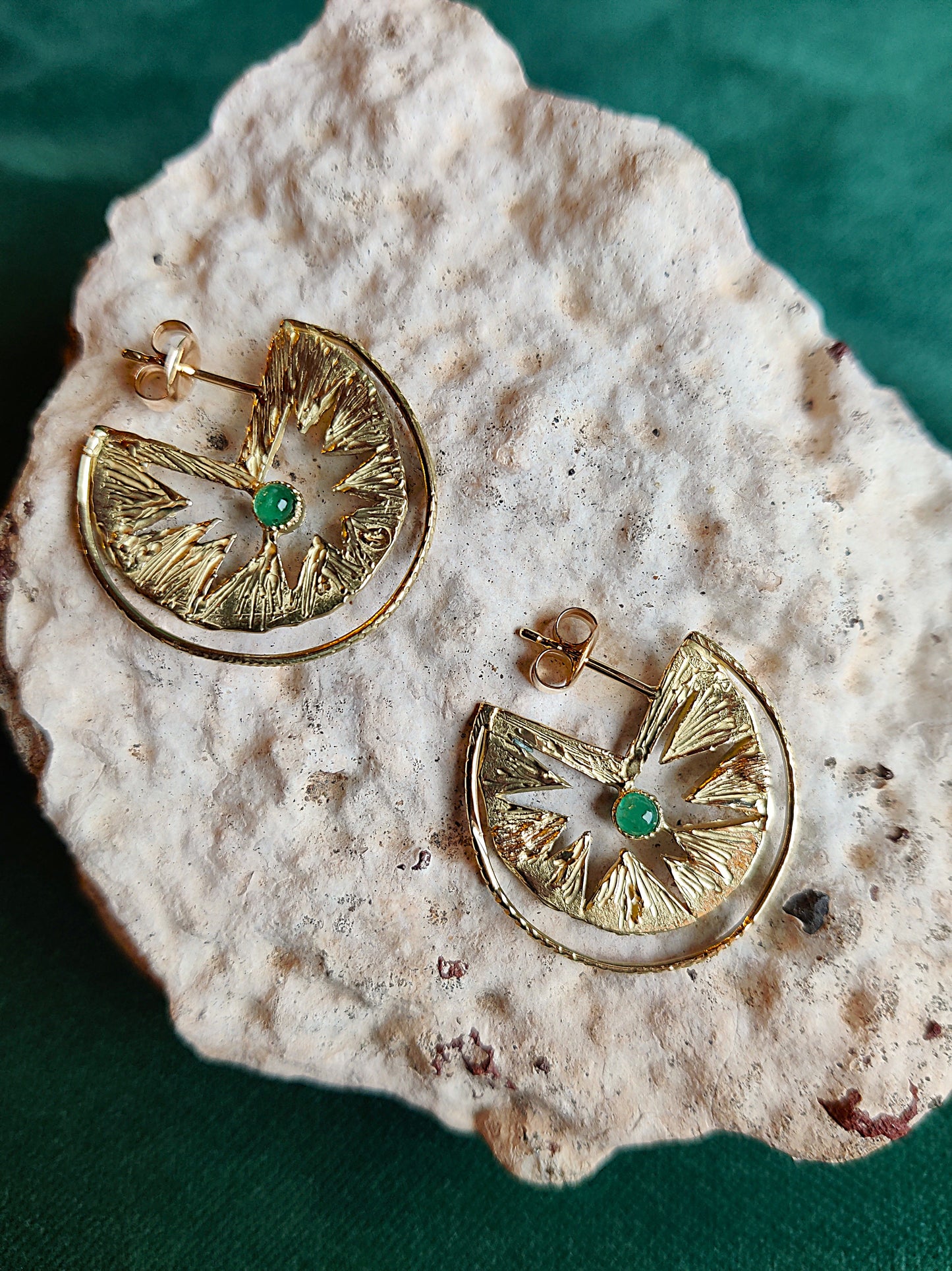 Oorbel in 18k geel goud met smaragd: Aude