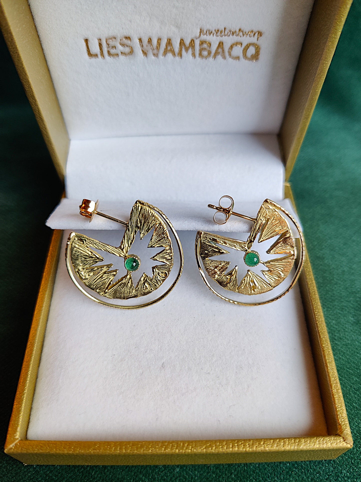 Oorbel in 18k geel goud met smaragd: Aude