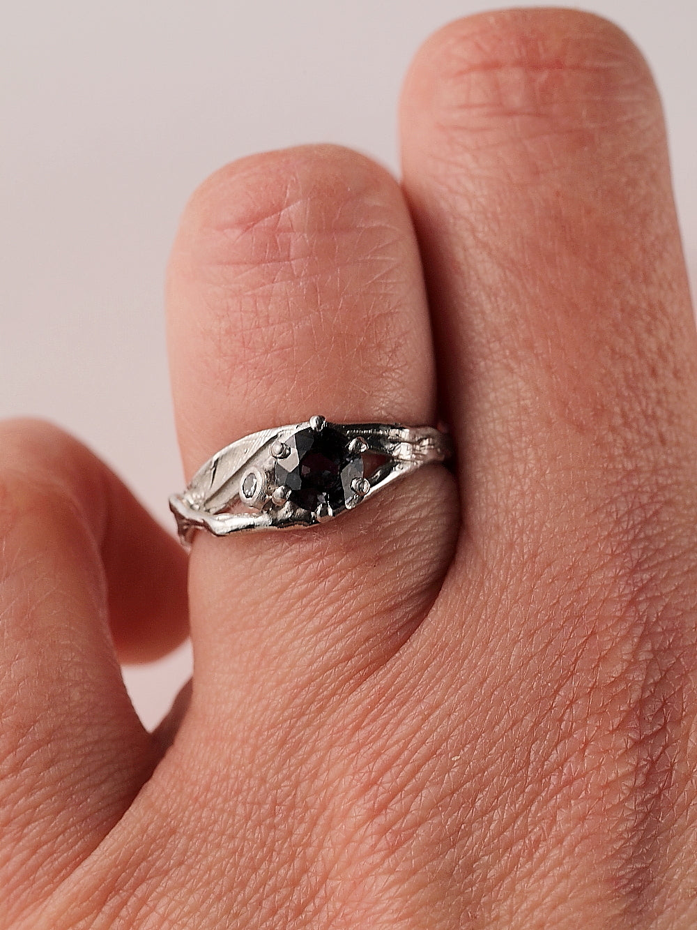 ring platina blauw grijze spinel verlovingsring  Leuven Vlaams-Brabant blaadje diamant
