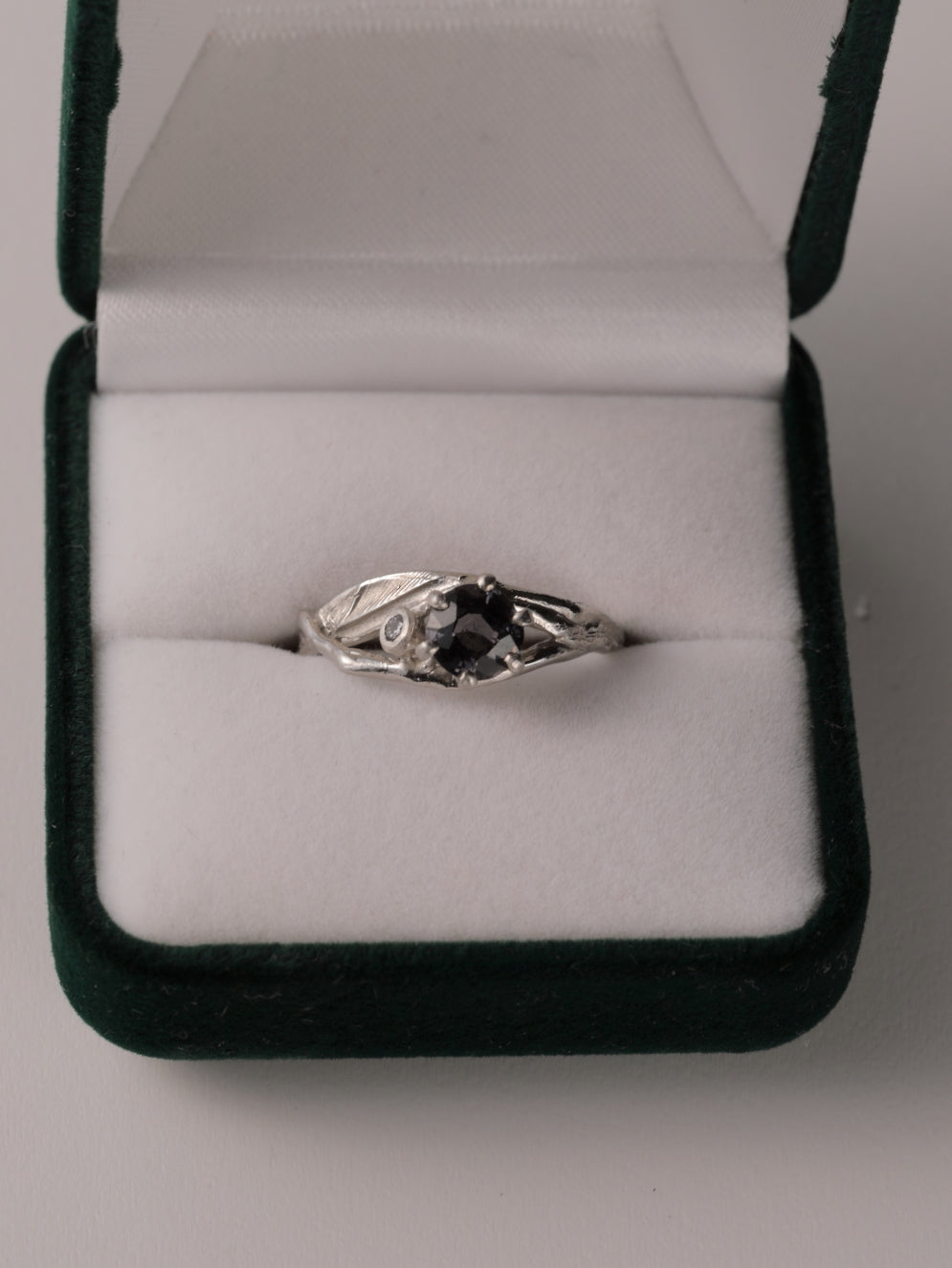 Ring in platina met grijs/paars/blauwe spinel en diamant: Tilde