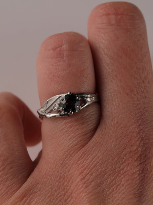 Ring in platina met grijs/paars/blauwe spinel en diamant: Tilde