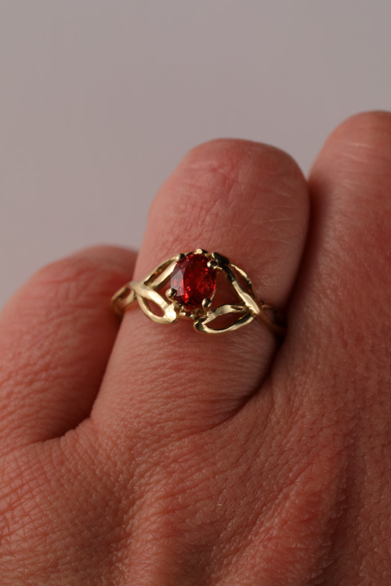 Ring in 18k geel goud met rode saffier - Cecilia