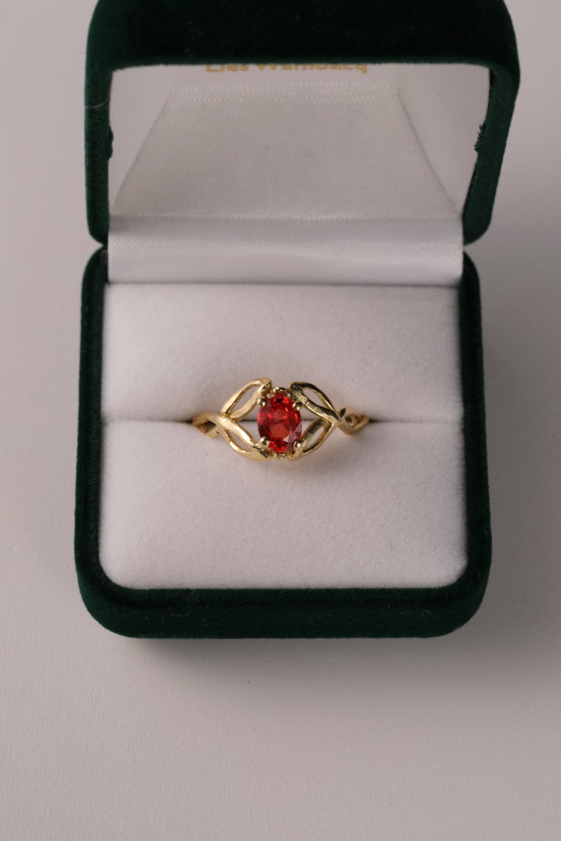 Ring in 18k geel goud met rode saffier - Cecilia