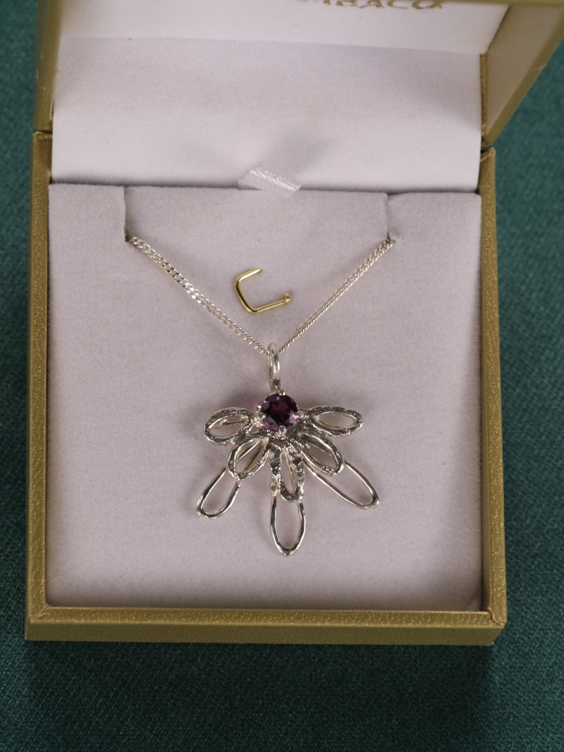 Zilveren ketting en bloem hanger: Karin