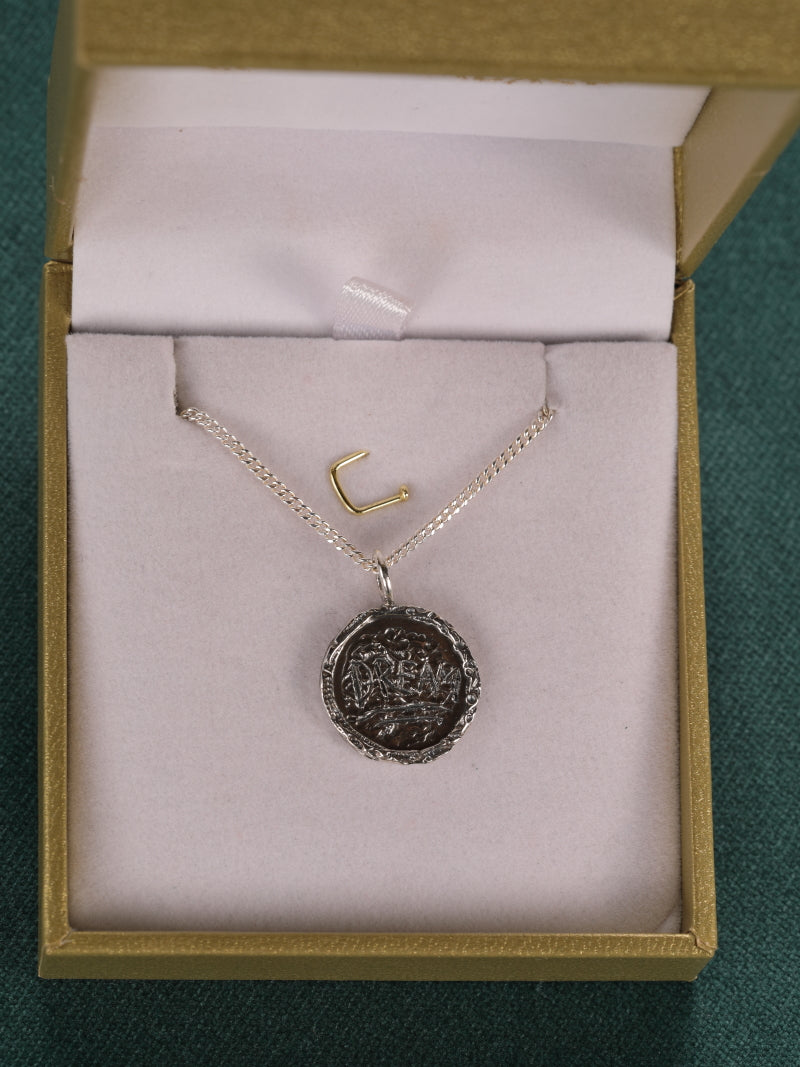 Zilveren ketting en ronde hanger: Dream