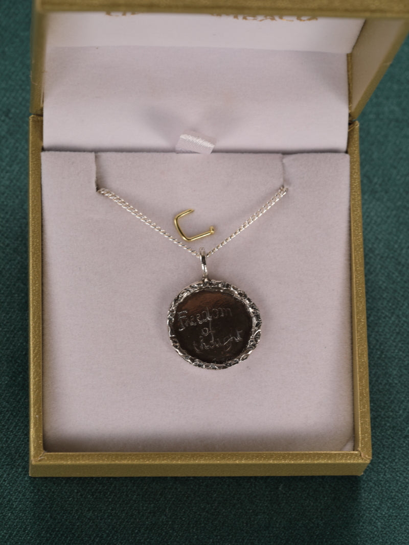 Zilveren ketting en ronde hanger: Freedom of thought