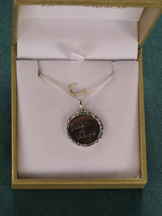 Zilveren ketting en ronde hanger: Freedom of thought