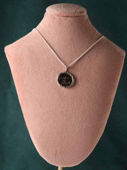 Zilveren ketting en ronde hanger: Freedom of thought