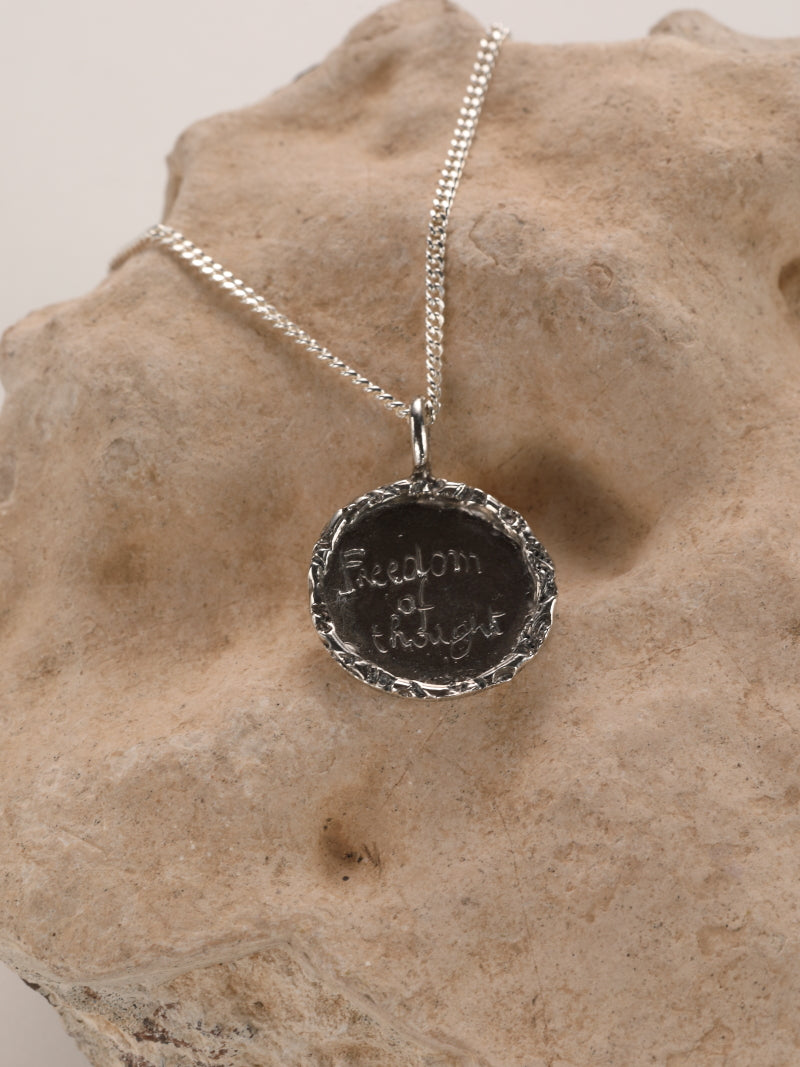 Zilveren ketting en ronde hanger: Freedom of thought