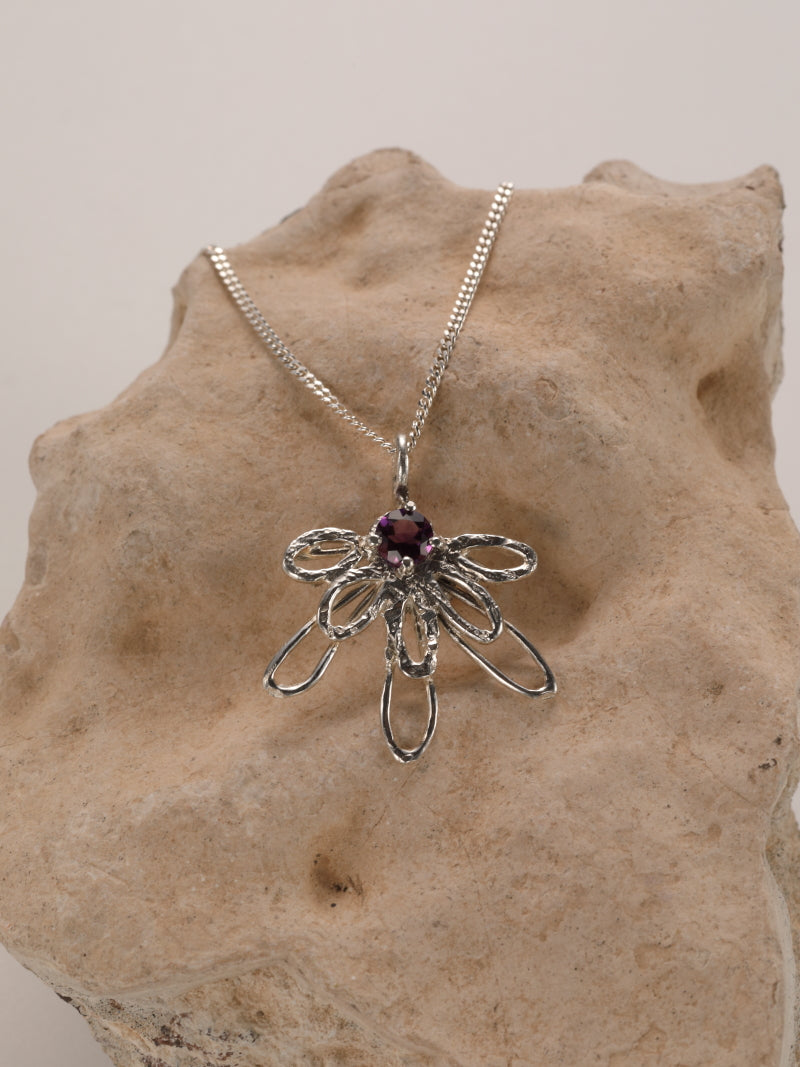 Zilveren ketting en bloem hanger: Karin