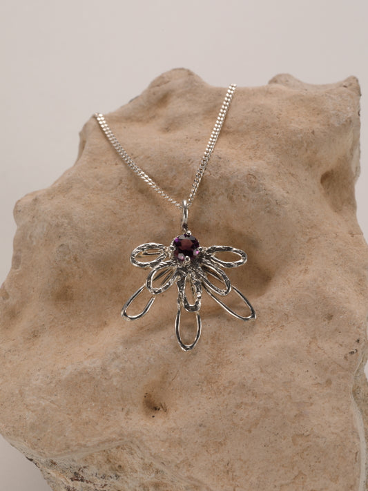 Zilveren ketting en bloem hanger: Karin