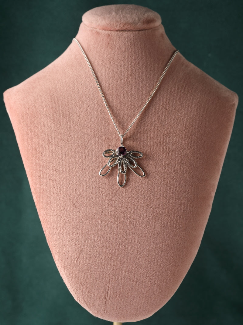 Zilveren ketting en bloem hanger: Karin