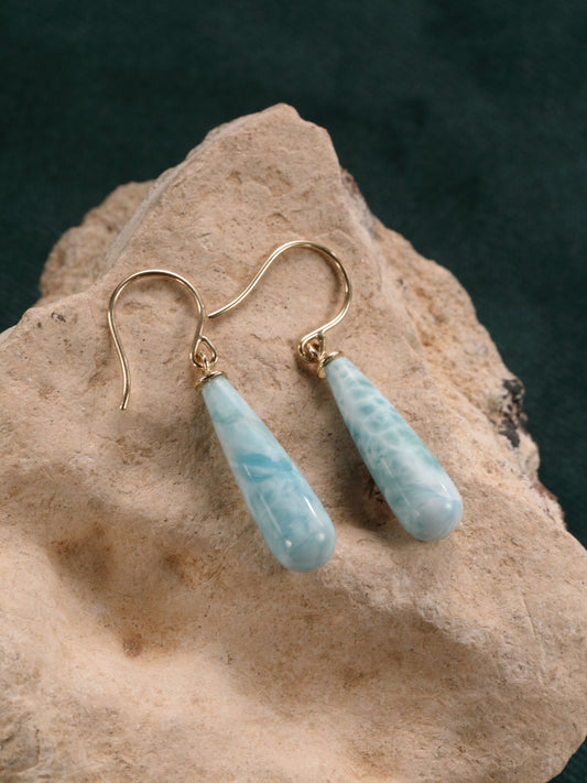 Oorbel in 14k geel goud met larimar druppel: Adrielle