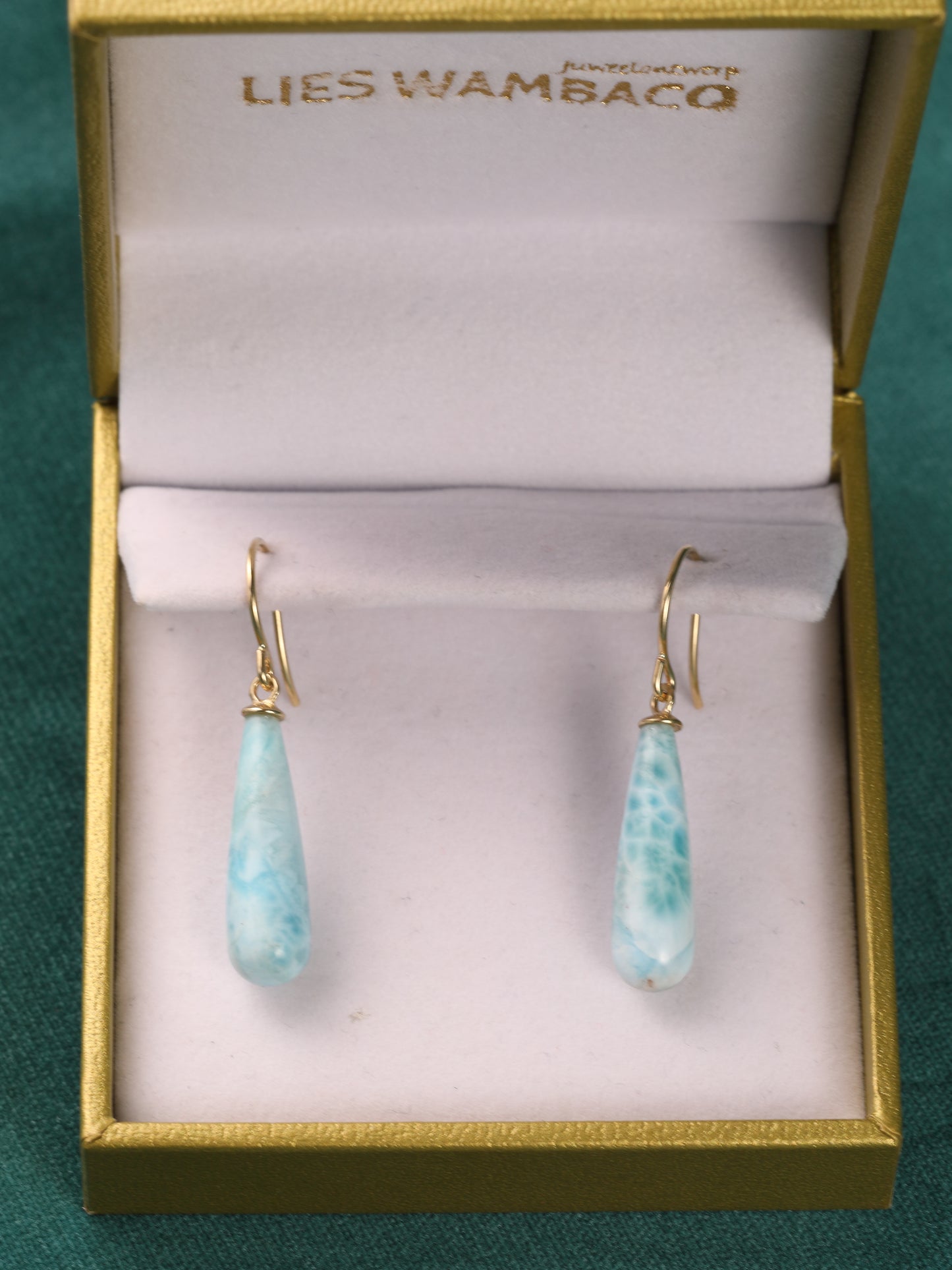 Oorbel in 14k geel goud met larimar druppel: Adrielle