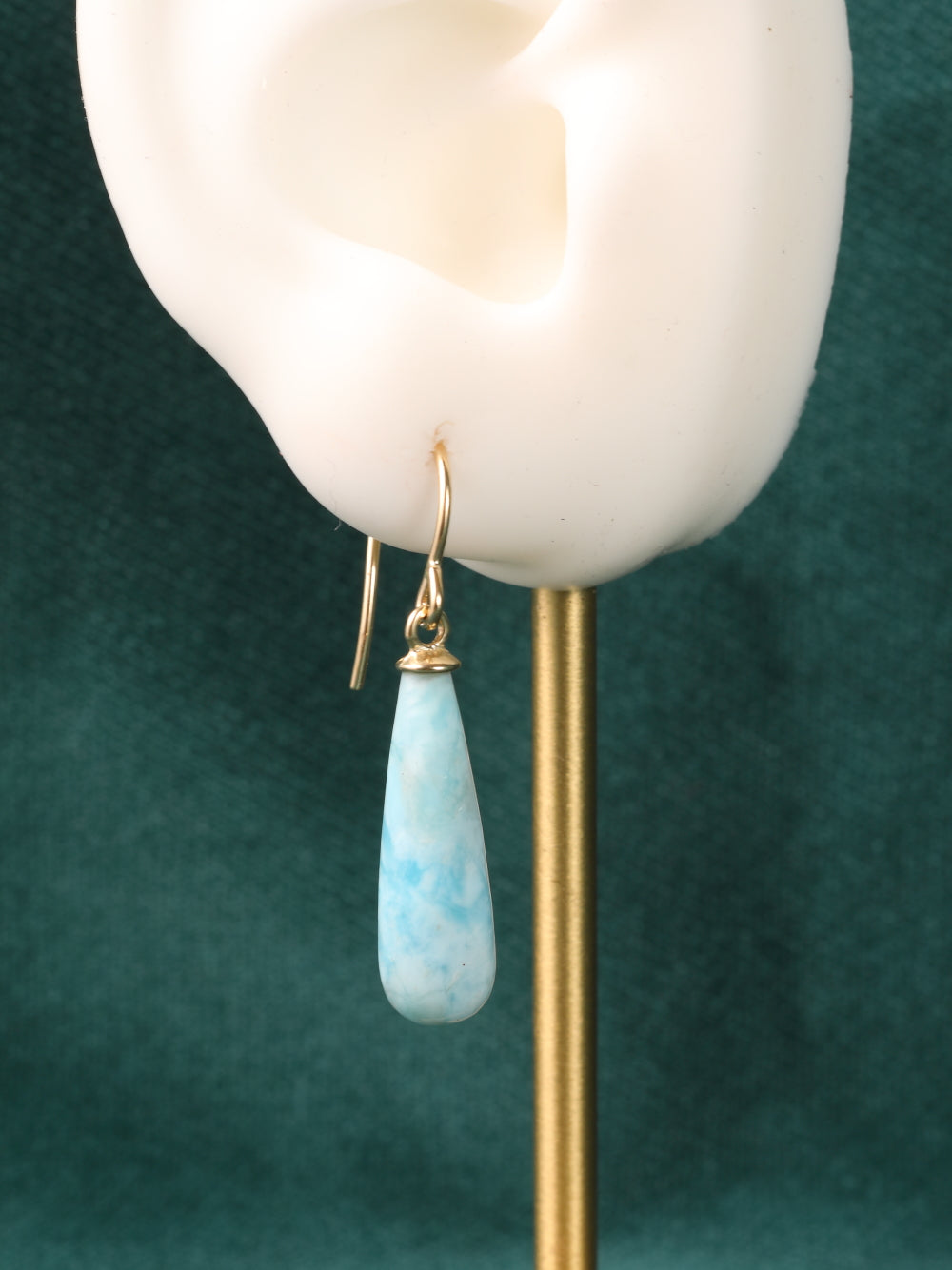 Oorbel in 14k geel goud met larimar druppel: Adrielle