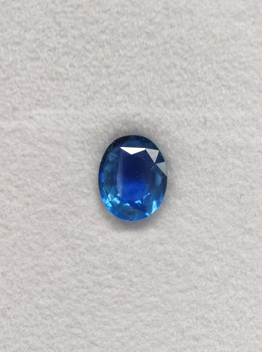 Blauwe natuurlijke saffier