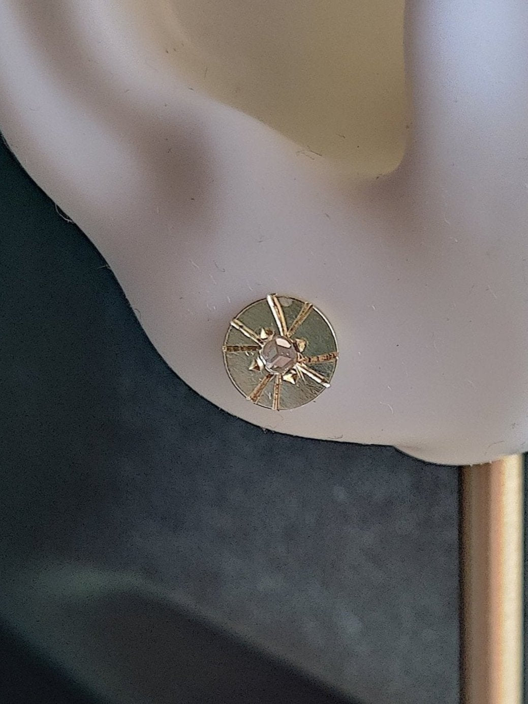 oorstuds met diamantje sterretje 14K geelgoud 