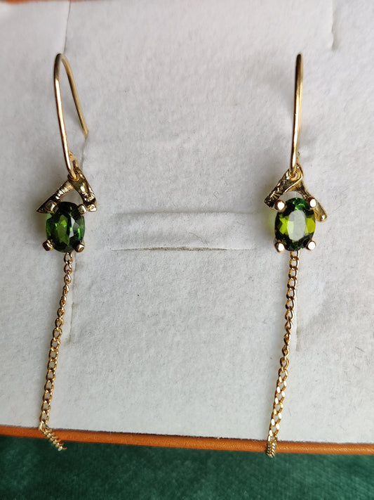 18K geelgouden oorstekers met ketting en groene toermalijn